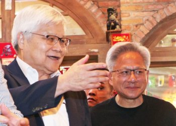 NVIDIA CEO Jensen Huang Hosts “Iconic” Dinner in Taiwan, Distributes Souvenirs to Media